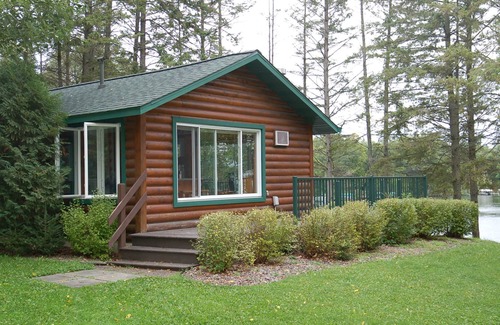 Birchwood Cabin | Cozy Cabin Perfect for Family Fun or Romantic Escapes