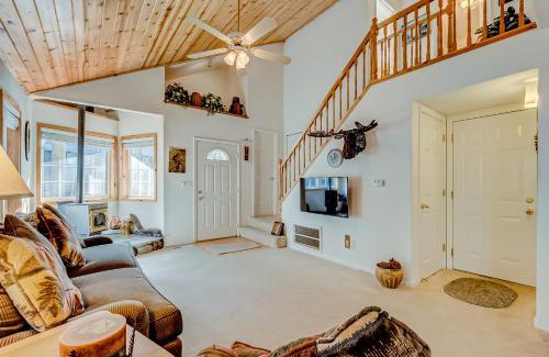 Truckee House | Relax at Little Pinecone Retreat with Pool and Hot Tub