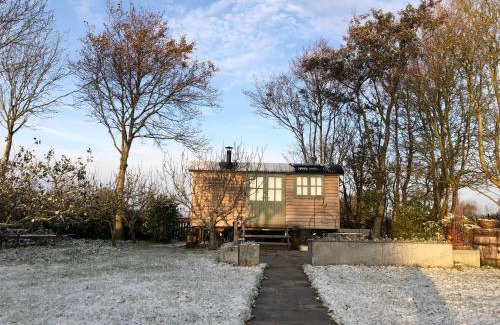 Birdham House | Serene Little Plovers Shepherd Hut: Guest Rated 9.7/10