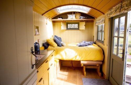 Birdham House | Serene Little Plovers Shepherd Hut: Guest Rated 9.7/10