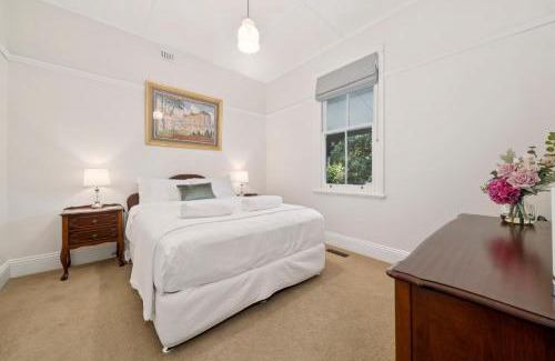 Leura House | Kid-Friendly Getaway at Little Pomander - 4-Star Stay