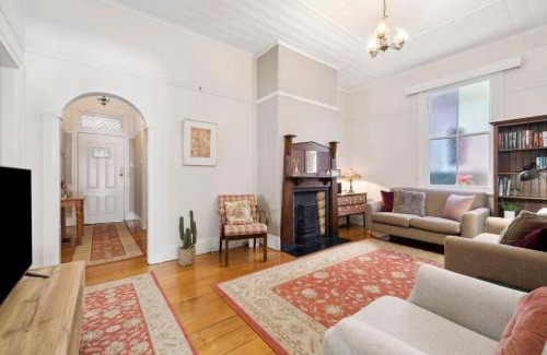 Leura House | Kid-Friendly Getaway at Little Pomander - 4-Star Stay