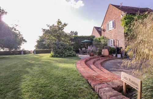 Bilting Cottage | Pet-Friendly LITTLE PONTUS with Pool in Charming Challock
