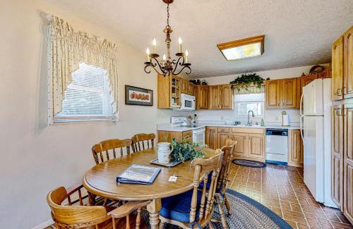 Lake Junaluska House | Charming Little Red Cabin with Pool & Family-Friendly Vibes