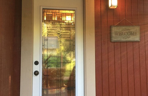 Shasta Cabin | Charming Little Red House: Cozy Retreat Near Whiskeytown Lake