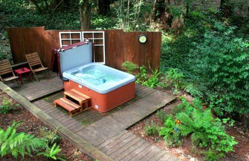 Northwood House | Discover Little Red House Plus: Hot Tub & Dog Friendly!