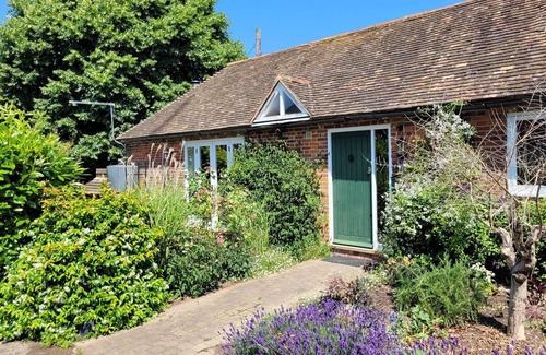 Bilting Cottage | Cozy Little Ripple Cottage: Perfect for Families and Pets