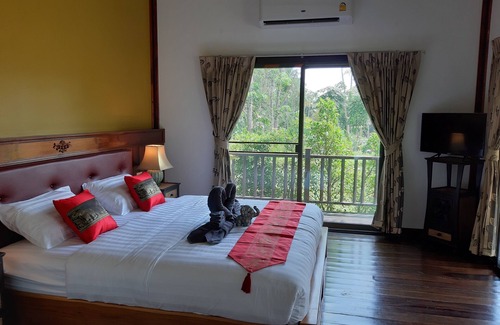 Nuea Khlong Hotel | Discover Little Rock Kohjum Resort: Family-Friendly Retreat