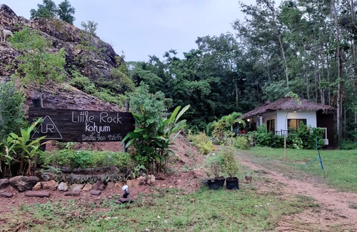 Nuea Khlong Hotel | Discover Little Rock Kohjum Resort: Family-Friendly Retreat