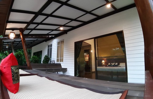 Nuea Khlong Hotel | Discover Little Rock Kohjum Resort: Family-Friendly Retreat