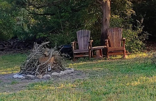 Camp Swift House | Cozy RV Retreat near Lake Bastrop with Fire Pit & Breakfast
