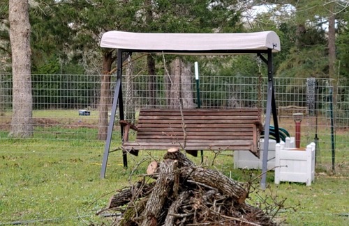 Camp Swift House | Cozy RV Retreat near Lake Bastrop with Fire Pit & Breakfast