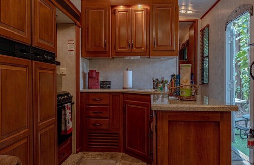 Greater Northdale House | Cozy Lakefront RV with Family-Friendly Amenities