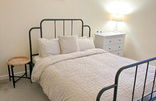 Southsea House | Little Sage House: Refurbished Retreat with Hot Tub & Garden