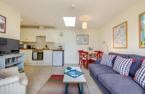 East Dean and Friston House | Pet-Friendly Haven: Stay at Little Scarlet with Breakfast