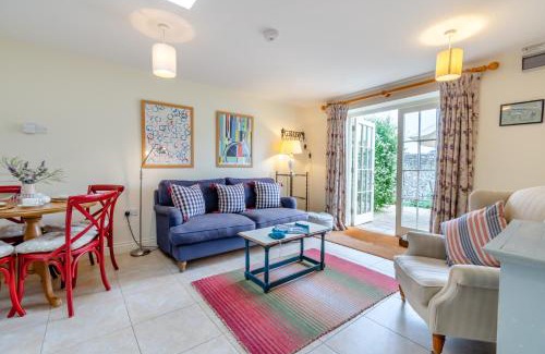 East Dean and Friston House | Pet-Friendly Haven: Stay at Little Scarlet with Breakfast