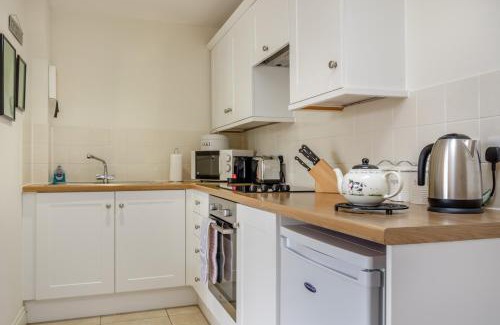 East Dean and Friston House | Pet-Friendly Haven: Stay at Little Scarlet with Breakfast