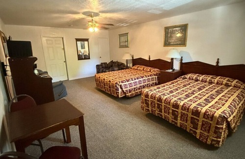 Murfreesboro Hotel | Budget-Friendly Little Shamrock Motel with Pool & Breakfast