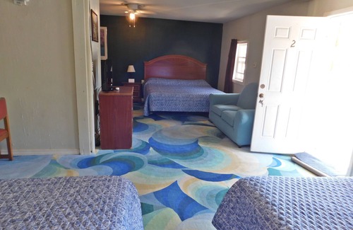 Murfreesboro Hotel | Budget-Friendly Little Shamrock Motel with Pool & Breakfast