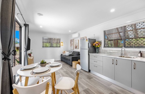 Sunshine Acres House | Exceptional Little Sunshine Guest House with Pool & Spa