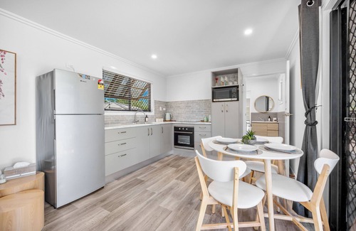 Sunshine Acres House | Exceptional Little Sunshine Guest House with Pool & Spa