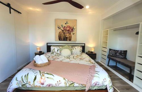 Sunshine Acres House | Inviting Little Sunshine - Private Guest Home with 9.8 Rating