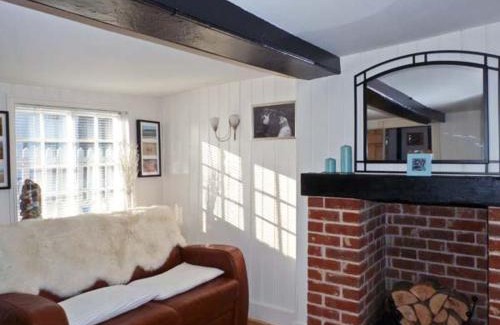 Walton on the Naze House | Pet-Friendly Escape: Little Thatch, Rated 9.3/10 by Guests