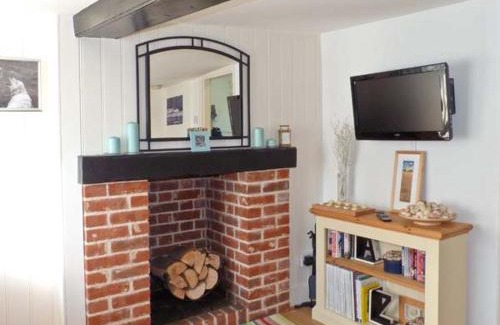 Walton on the Naze House | Pet-Friendly Escape: Little Thatch, Rated 9.3/10 by Guests