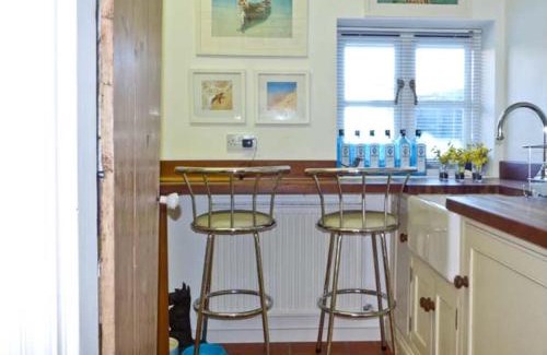 Walton on the Naze House | Pet-Friendly Escape: Little Thatch, Rated 9.3/10 by Guests