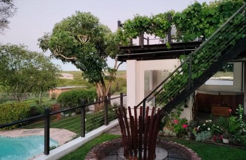 Uitenhage Bed & Breakfast | Inviting Little Tree Loft 2: Top Amenities & Guest Rated 9/10
