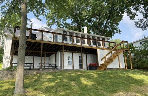 Dowagiac House | Relaxing Little Twin Lake Cottage with Ocean View & Kitchen