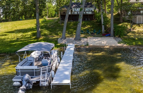 Dowagiac House | Relaxing Little Twin Lake Cottage with Ocean View & Kitchen