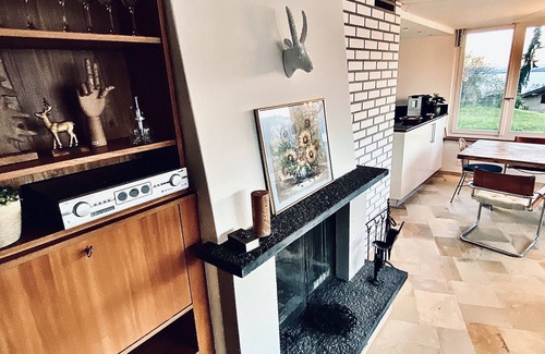 Krattigen House | Inviting Little Villa: Guest Rated 9.8 with Family Amenities