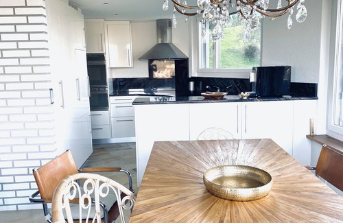 Krattigen House | Inviting Little Villa: Guest Rated 9.8 with Family Amenities
