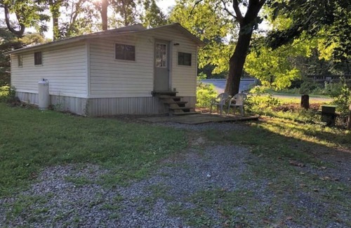 Manns Choice Cabin | Charming Little White Cabin: Riverfront Getaway & Activities