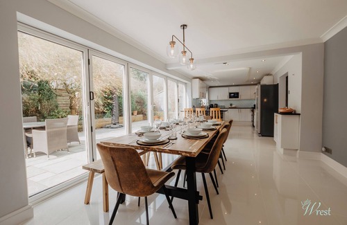 Silsoe House | Discover Little Wrest Silsoe: Pet-Friendly Family Retreat