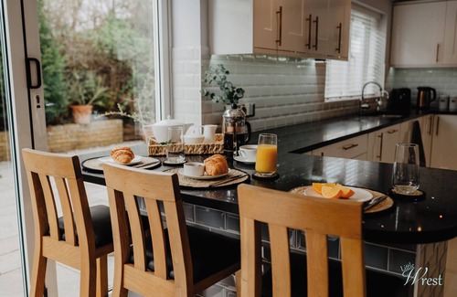 Silsoe House | Discover Little Wrest Silsoe: Pet-Friendly Family Retreat