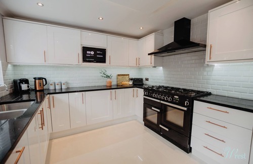 Silsoe House | Discover Little Wrest Silsoe: Pet-Friendly Family Retreat