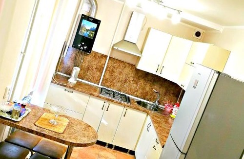 Leninskiy rayon Apartment | Elegant Suites at Vokzalnaya Square with Hot Tub Access