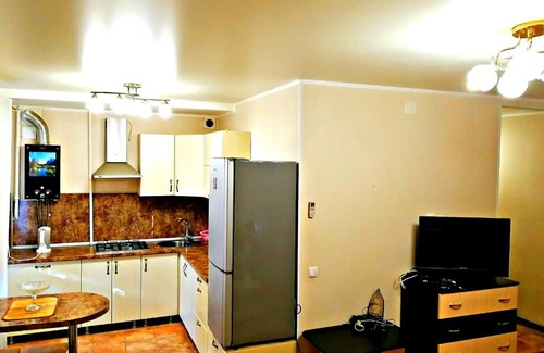 Leninskiy rayon Apartment | Elegant Suites at Vokzalnaya Square with Hot Tub Access