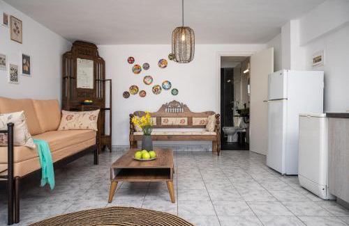 Samos House | Cozy Adreas' Seaside Apartment with Private Beach Access