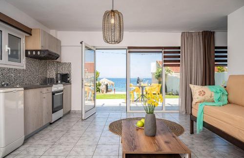 Samos House | Cozy Adreas' Seaside Apartment with Private Beach Access