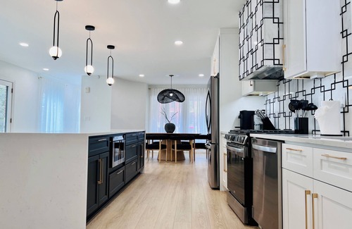 Bloomfield House | Stylish Retreat: Dreamy Home in Prime Location, 10/10 Rated