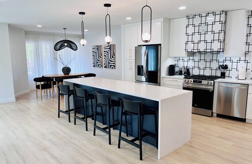 Bloomfield House | Stylish Retreat: Dreamy Home in Prime Location, 10/10 Rated