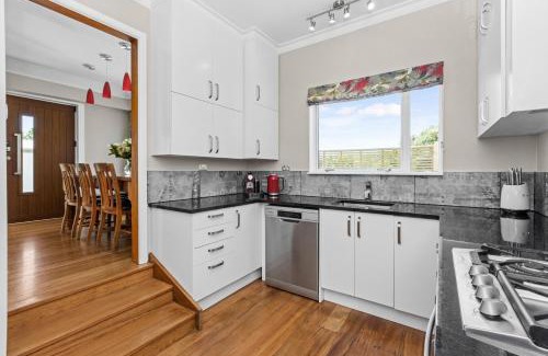 Havelock North House | Experience Comfort in the Village: 4-Star Pet-Friendly Retreat