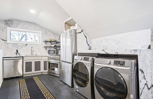 Atlanta House | Experience Regal Comfort with Family-Friendly Amenities