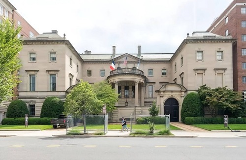 Dupont Circle House | Experience Local Living in Dupont Circle with Outdoor Pool