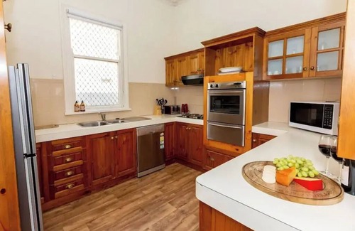 Turvey Park House | Live like a local on leafy Best street in central Wagga Wagga.
