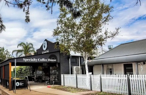 Turvey Park House | Live like a local on leafy Best street in central Wagga Wagga.