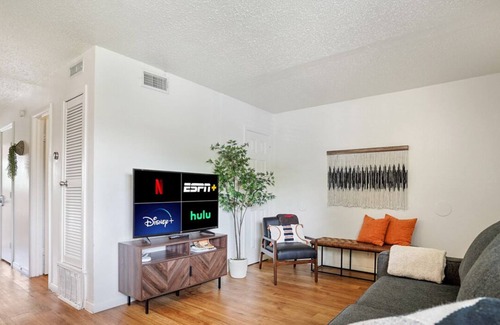 North Loop Apartment | Live Like a Local | Private Apt w/ King Bed + Pool